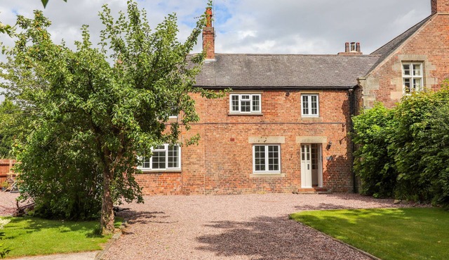 WELL HOUSE FARM FLAT 1, pet friendly, with a garden in Bretton