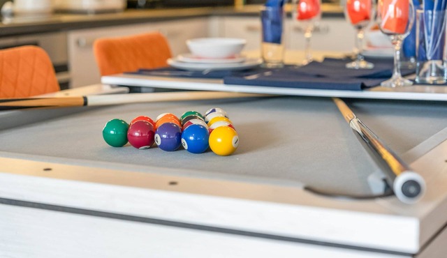 Wembley Stadium | Luxury London Apartment | Balcony Views, Netflix, Pool Table!
