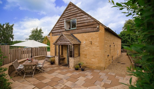 West Barn Cottage, Shipton Oliffe - sleeps 4 guests in 2 bedrooms