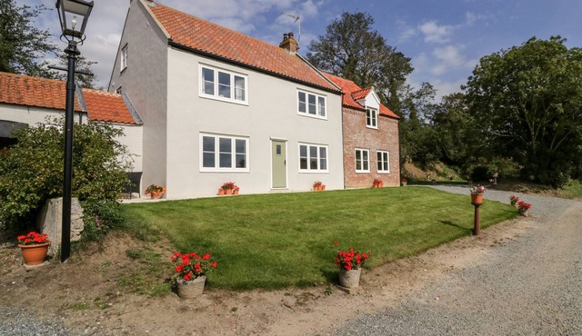 WEST FARM, family friendly, with a garden in Caister-On-Sea