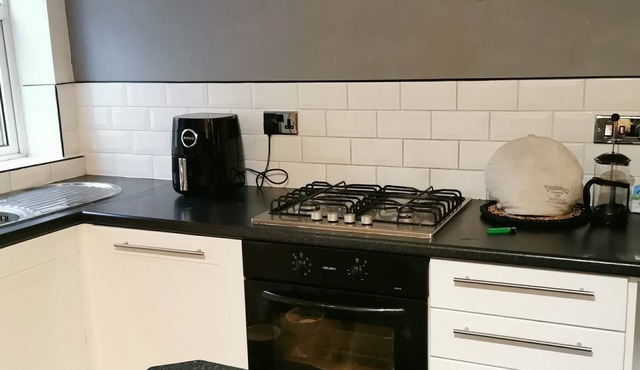 West Stret Retreat. Cozy 2 bedroom house near shops and train station.