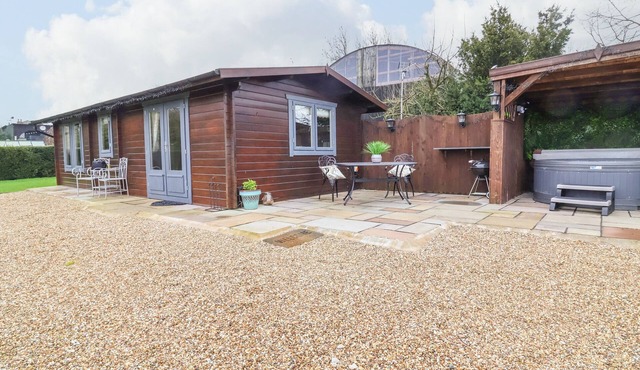 WESTFIELD LODGE, romantic, with hot tub in Sheriff Hutton