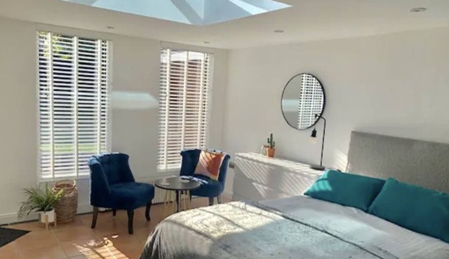WESTLANDS, 4 Double Bedrooms - Parking, WIFI, Private Garden 4 Large TV