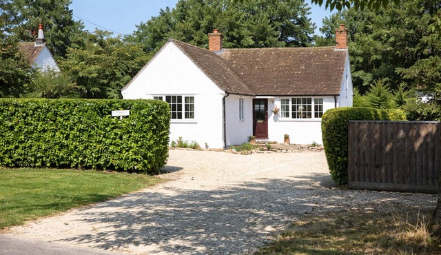 Wheatley Oxford Cottage with Parking & Garden
