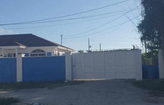Whispers Lovely 2-Bedroom Unit with Pool