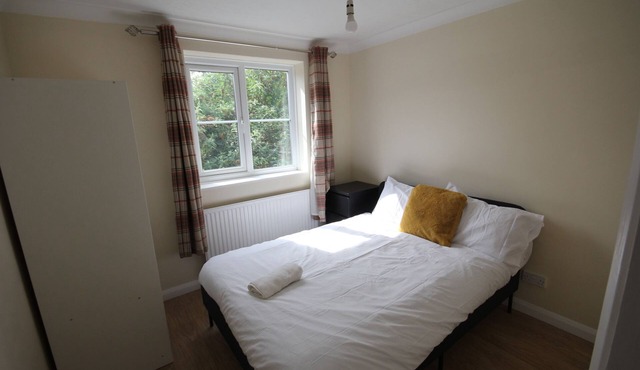 WhiteHall Place - A spacious three Bedroom Apartment close to Uxbridge station.
