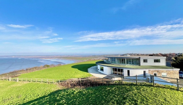 Whitewater, with expansive sea views and hot tub