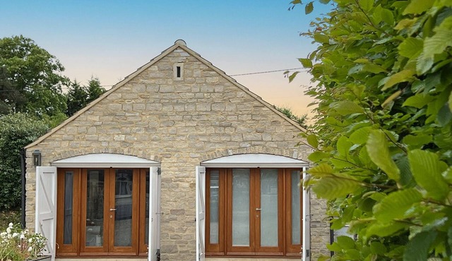 Whitley Old Garage, Whole Snug Luxury Cottage - Nr Lacock, Bath, Cotswolds