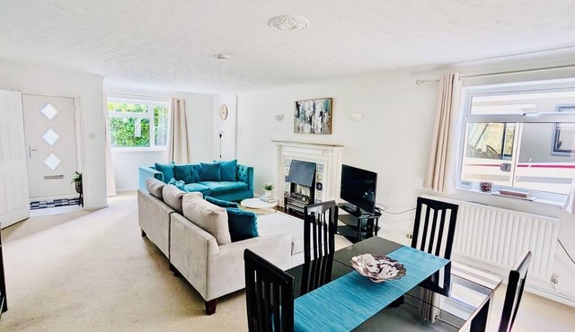 Willow Cottage - 2 Bed Flat on charming village Green 5 miles from Cambridge.