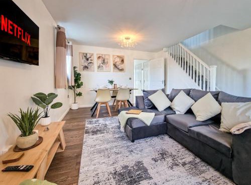 Willow House Stylish 3BR, 5 Guests Contractor Near MOD and HMRC