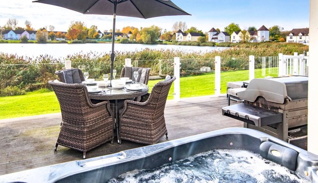 Windrush Lake 66, Sun Kissed Lodge - Lakeside Holiday Lodge, Hot Tub, Sleeps 8