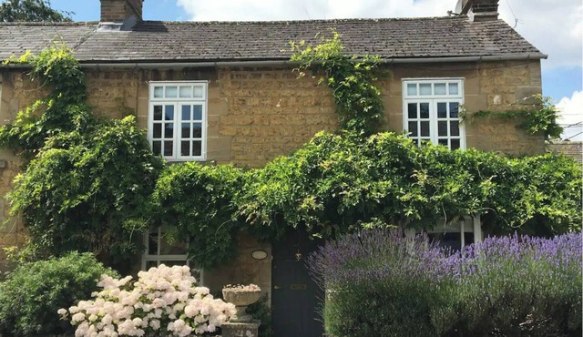 Wisteria Cottage, 5* Location, Parking, Cotswolds