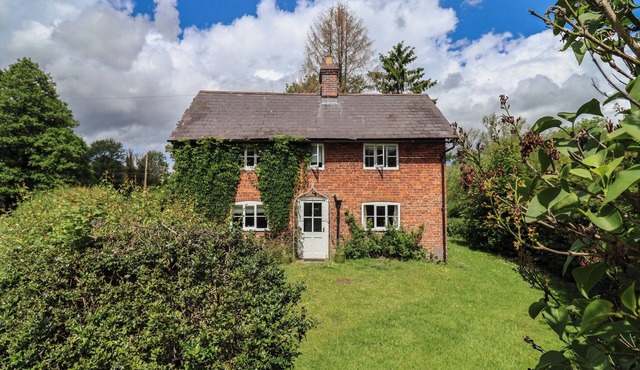 WOLVESACRE MILL COTTAGE, pet friendly, with open fire in Whitchurch