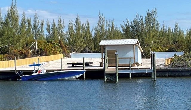 Wonderful boat DOCK in Treasure Cay