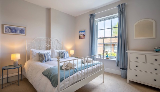 Wonderful Georgian Farm House 5 mins walk from a great sandy beach - sleeps 16