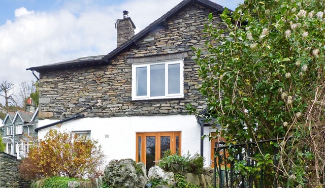 WOODBINE COTTAGE, pet friendly, with open fire in Ambleside