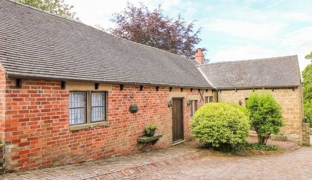 WOODLAND LODGE, pet friendly, with hot tub in South Wingfield