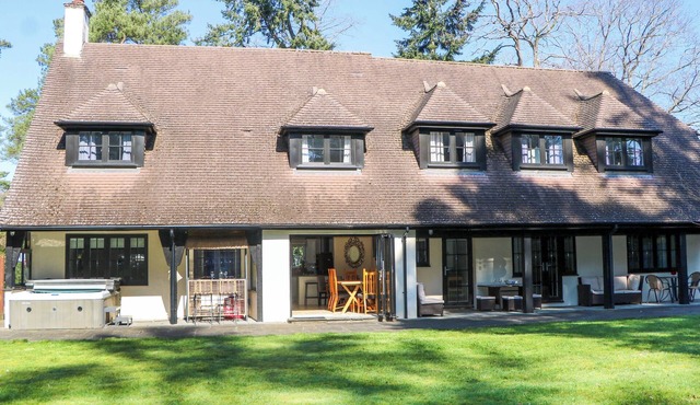 WOODLANDS HOUSE, pet friendly, luxury holiday cottage in Ringwood
