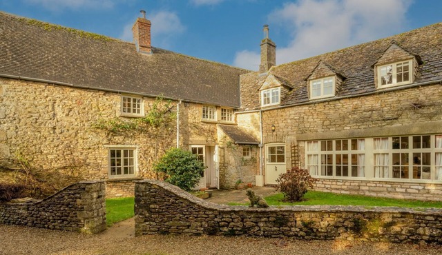 Woodmancote Manor Cottage, near Cirencester - sleeps 6 guests in 3 bedrooms