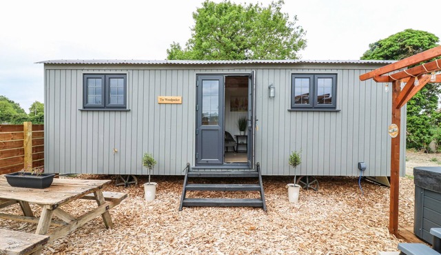 WOODPECKER, pet friendly, character holiday cottage in Bottisham