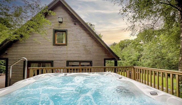 Wootton; woodland lodge for 8 with hot tub, log burner, BBQ, near Alton Towers.
