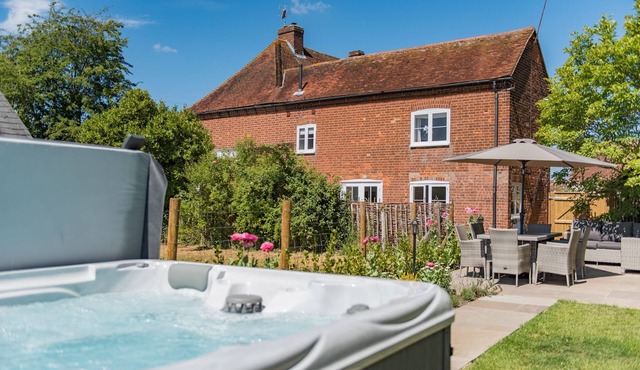 Wow, wow! Amazing immaculate period house and hot tub by Bloom Stays - discounts available