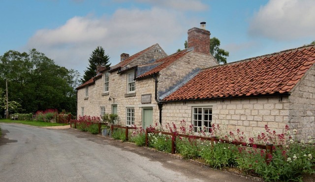 Wrays Cottage - sleeping 8 guests in 4 bedrooms