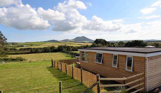 Y CABAN CLYD, pet friendly, with hot tub in Morfa Nefyn