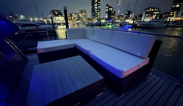 YACHT "X" - 44 FOOT MODERN YACHT ON 5 STAR OCEAN VILLAGE MARINA - minutes away from city centre and cruise terminals, Free parking ,SPA package available!