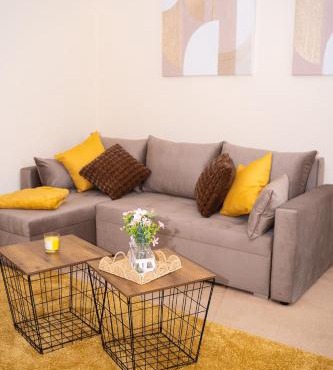 Yellow Haven spacious quiet free parking sleeps 7