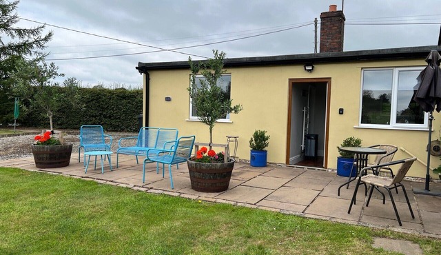 Yew Tree Bungalow, Onneley, Cheshire - Sleeps 4
