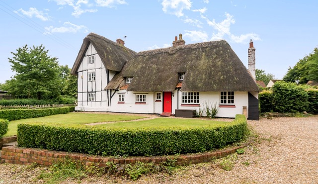 Yew Tree Cottage- Sleeps 12, Garden & Pet-Friendly