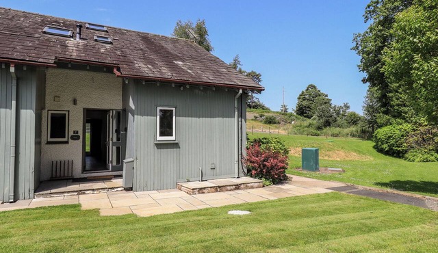 YEW - WOODLAND COTTAGES, family friendly in Bowness-On-Windermere
