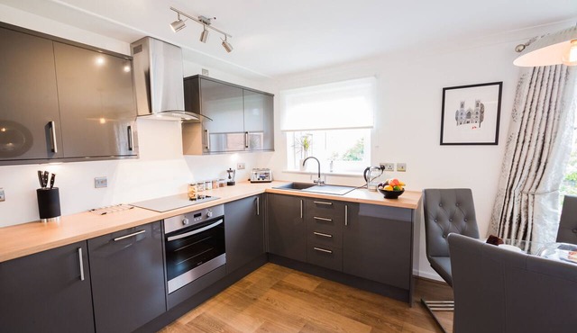 York City Centre Luxurious Apartment with FREE ONSITE PARKING!