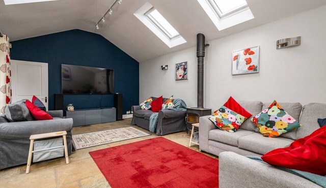 Your Own Private Pool House - Cambridge - Sleeps 9