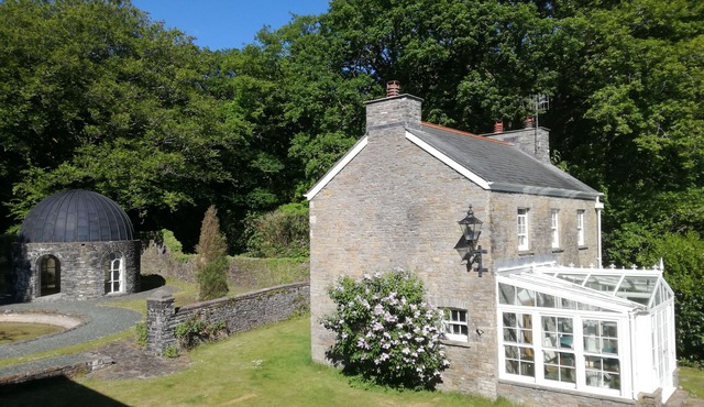 Yr Hen Ysgol - historic cottage in grounds of manor house