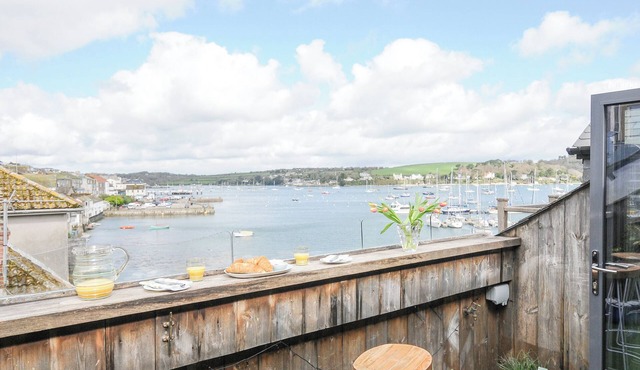 ZAWN HAVEN - WATERFRONT HOUSE, country holiday cottage in Falmouth