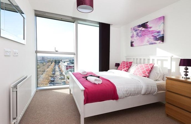 2 Bedroom 2 Bathroom Apartment in Central Milton Keynes with Free Parking and Smart TV - Contractors, Relocation, Business Travellers