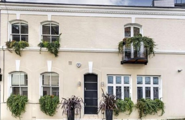 Extravagant 2 BDR Mews House + Garden + Spa