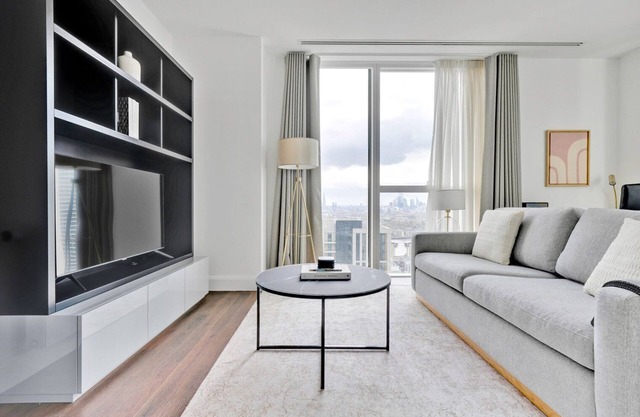 Hip Canary Wharf 2BR w Concierge, Gym & Cinema, by Blueground
