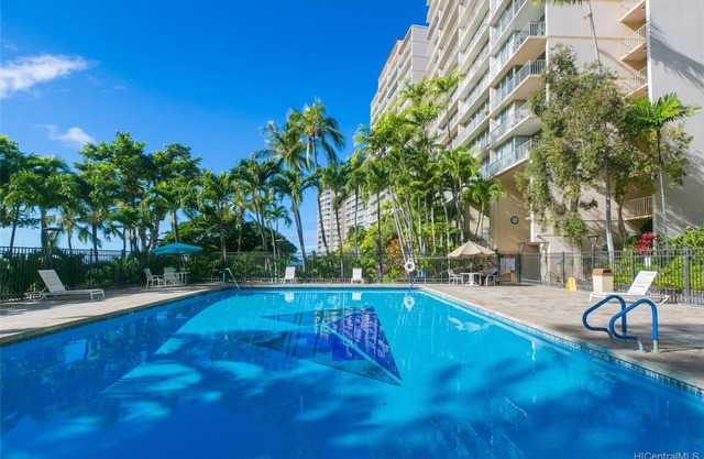 Makaha Valley One Bedroom Condo Ocean & Mountains Views, walk to the Beach