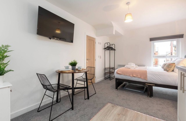 Modern Studio, Sleeps 2, Central Location