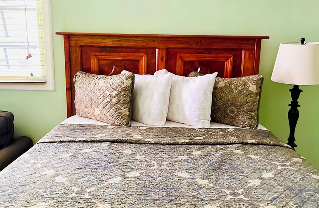 Queen apartment with generator, washing machine and yard for relaxation