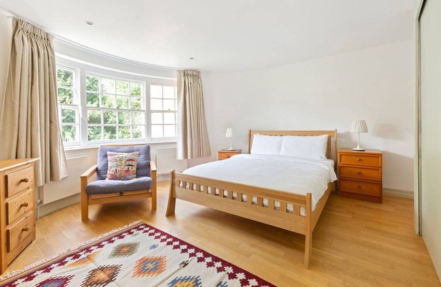 Splendid 2 bed, 2 bath apt sleeps 6 in Hampstead