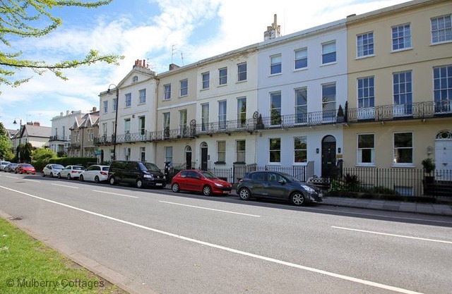The Regency House Cheltenham - a cottage that sleeps 12 guests in 5 bedrooms