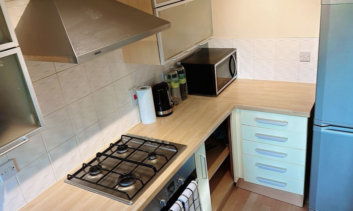 Cambourne Apartment | 2 Bed Apartment - short and long term stay Balcony & Lakeview