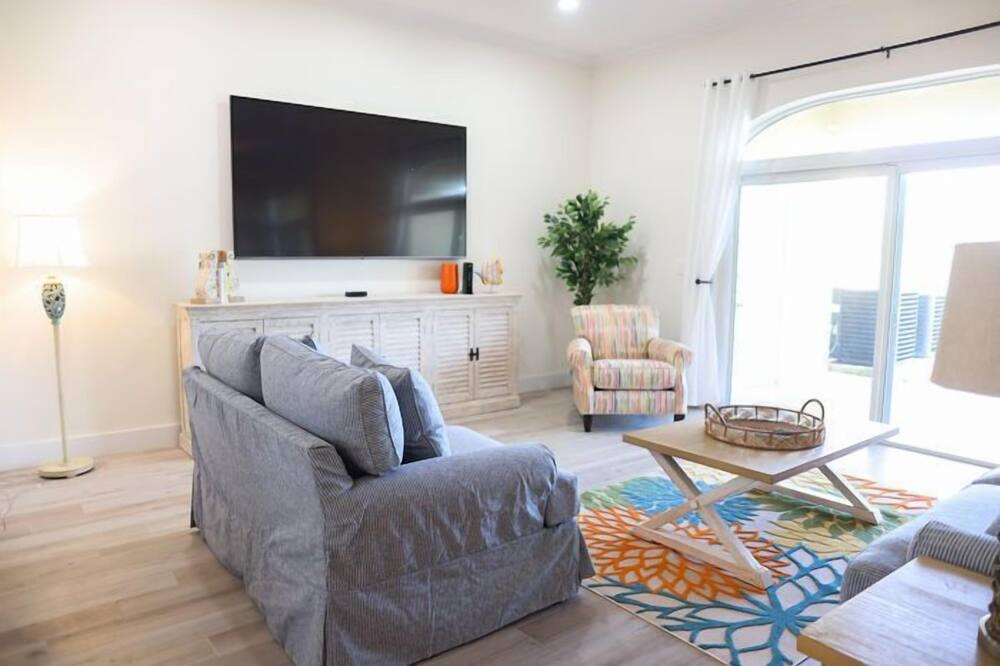 Photo of Livingroom in Lucaya