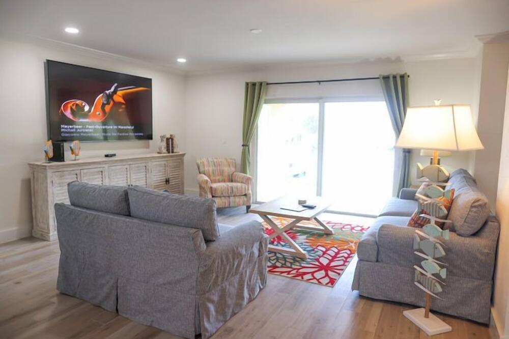 Photo of Livingroom in Lucaya