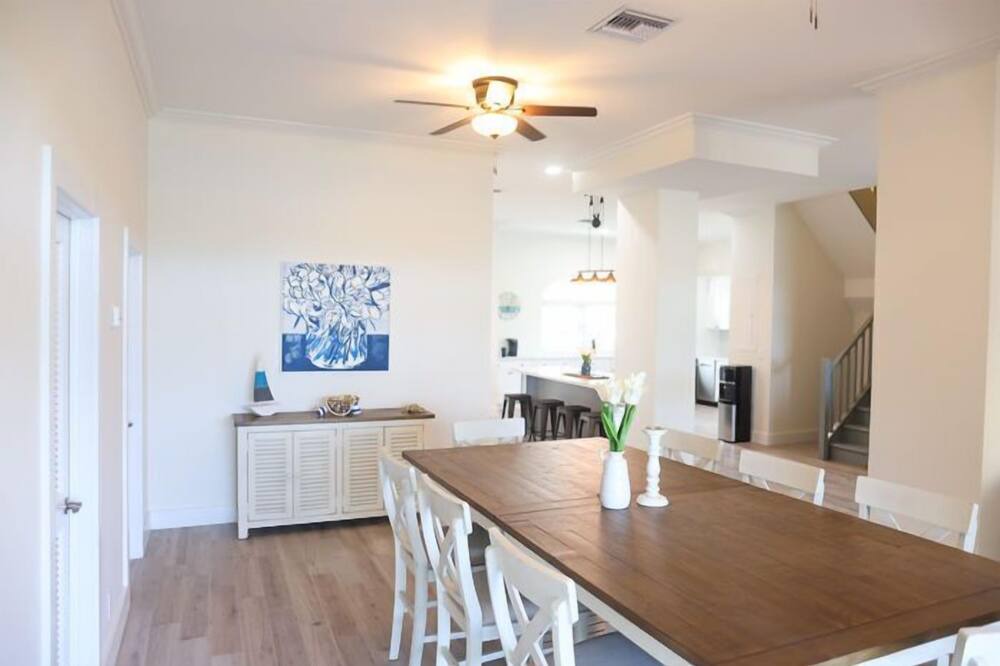 Photo of Livingroom in Lucaya