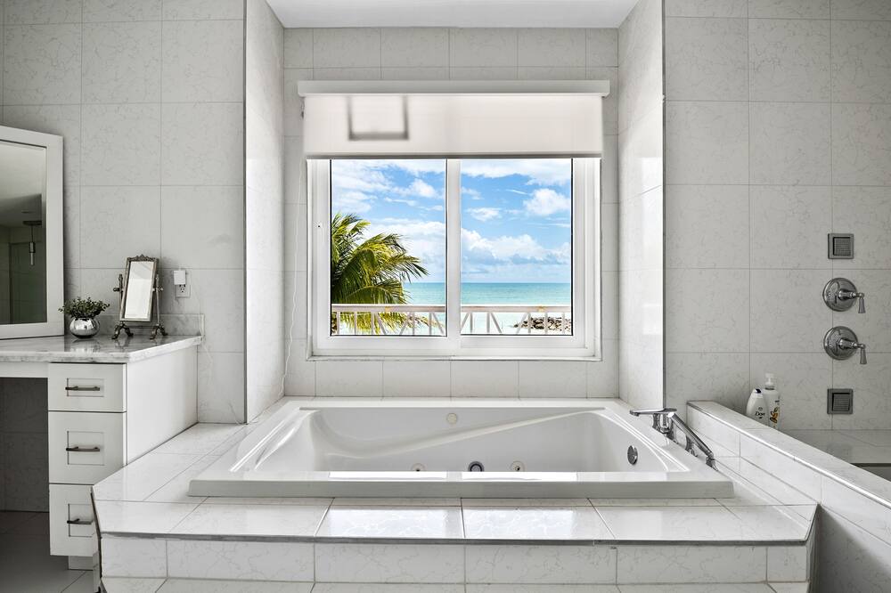Photo of Bathroom in Palm Cay